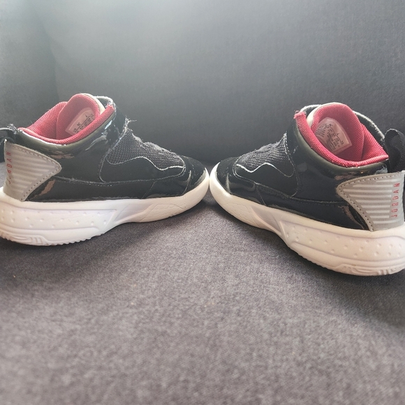 Nike Air Jordan Max Aura TD Sneakers Little kids size 8.5C Black Red - Picture 5 of 8